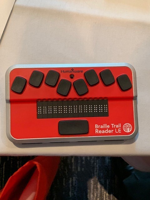 Le bloc-notes Braille Trail Reader LE de l'APH