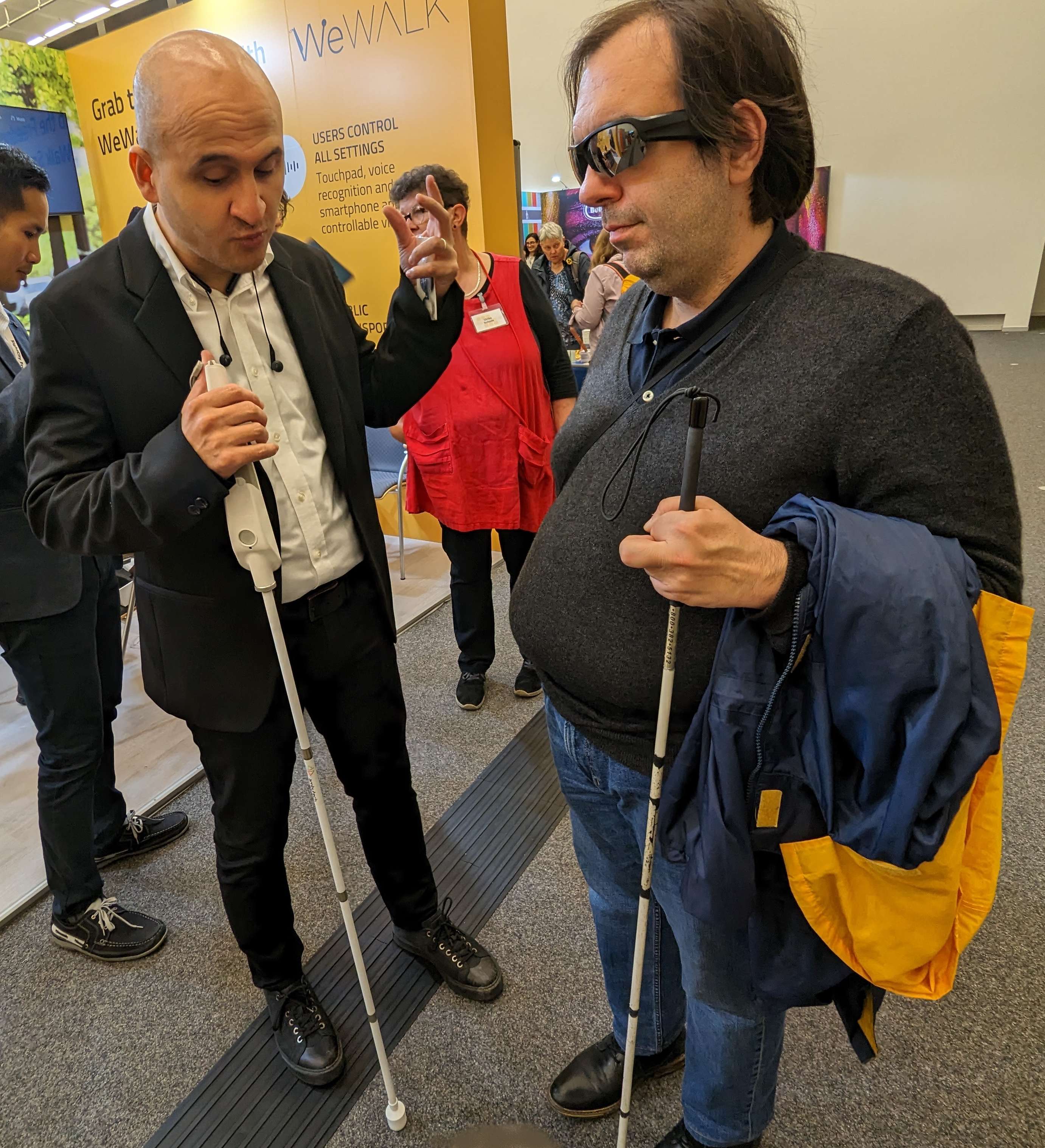 Dispositif d'orientation WeWalk sur cane Ambutech