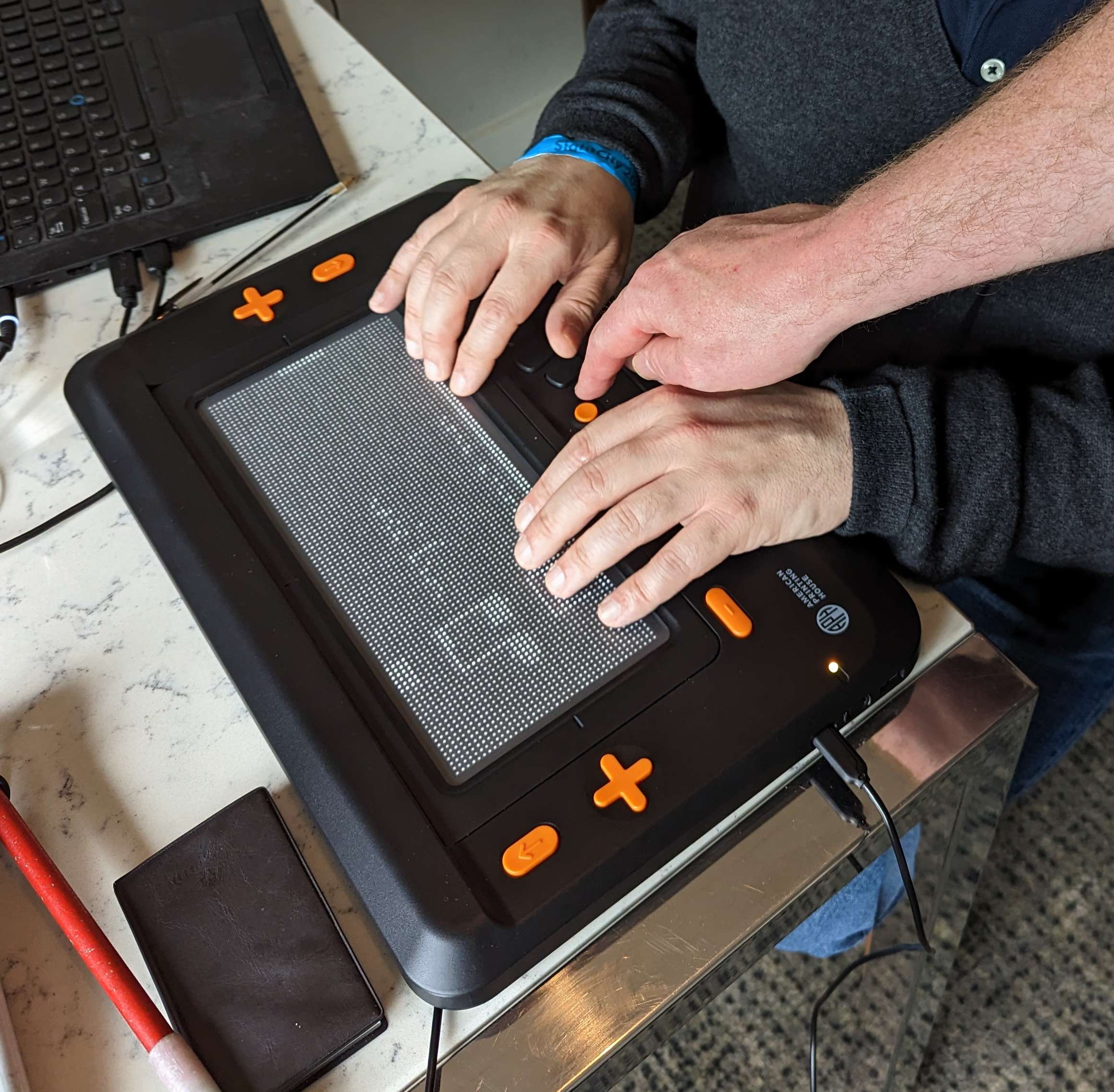 Le Monarch d'Humanware, visualisation texte braille et image en relief sur la surface tactile