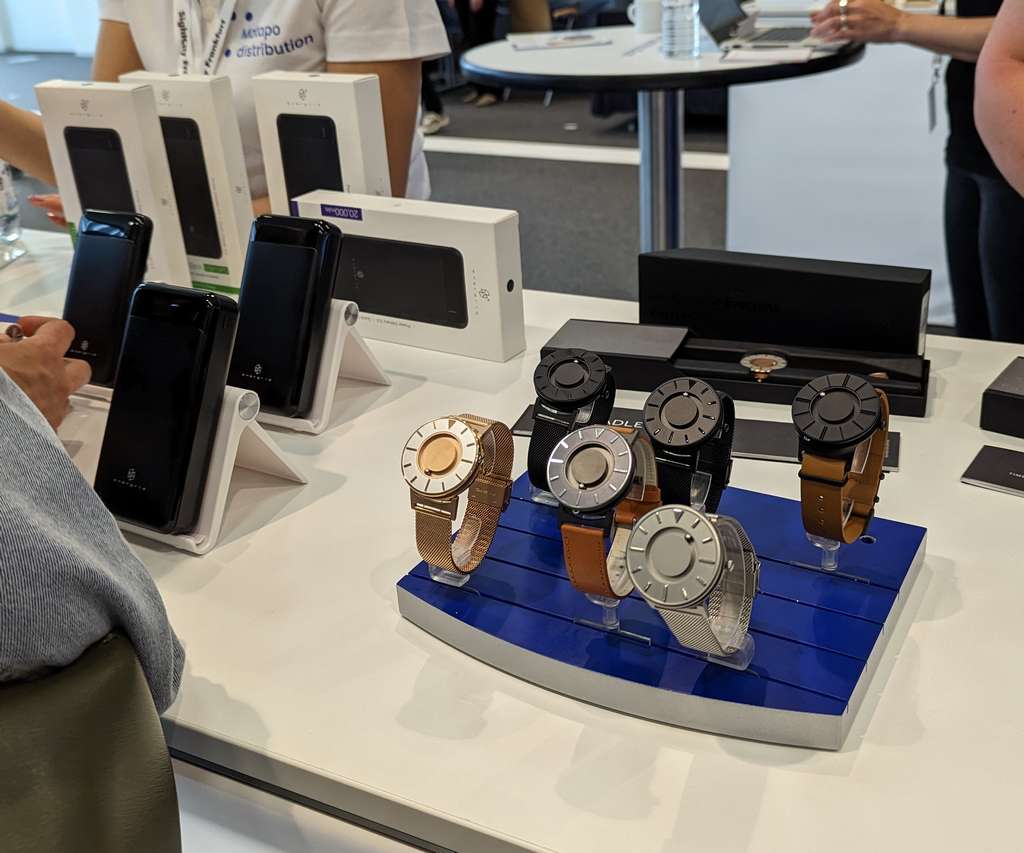 Montres tactile Eone sur le stand de Metapo