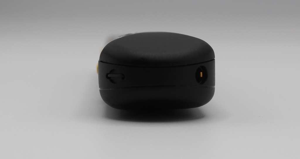 Face arrière de l'ORCAM Read 3 : accroche pour tour de cou et jack 3.5 mm